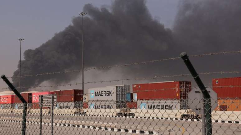 O Ir&atilde; retaliou lan&ccedil;ando ataques contra pa&iacute;ses do Golfo, incluindo o porto de Jebel Ali, nos Emirados &Aacute;rabes Unidos, ap&oacute;s os bombardeios realizados por Estados Unidos e Israel