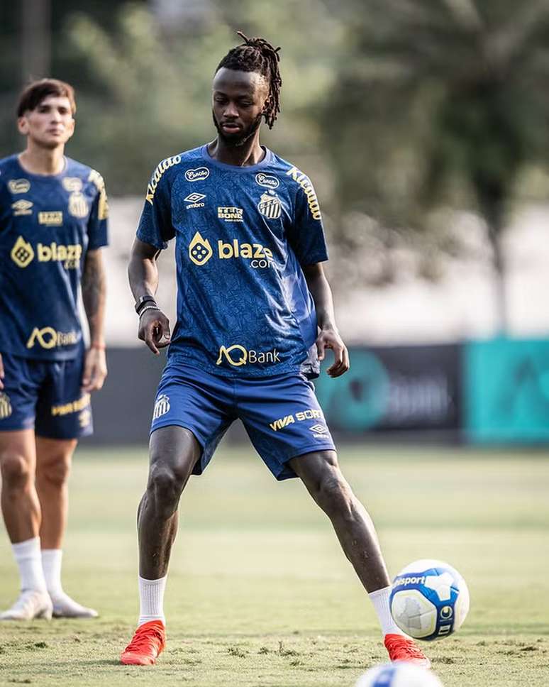 Njie durante passgem pelo Santos 