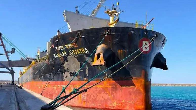 O navio Banglar Joyjatra partiu de Bangladesh no fim de janeiro e agora est&aacute; atracado no porto de Sharjah, nos Emirados &Aacute;rabes Unidos