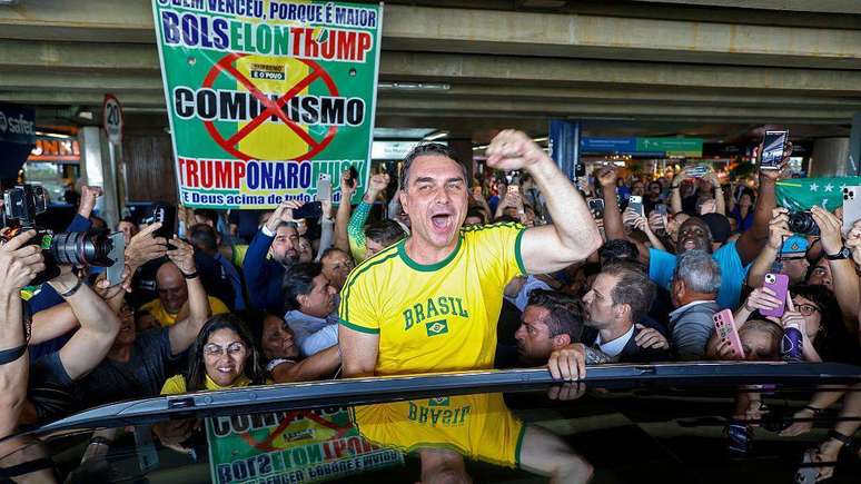 'Tal pai, tal filho', diz Tebet sobre Flavio Bolsonaro
