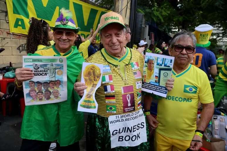 Pessoas com camiseta do Brasil.