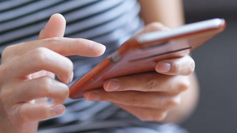 No cotidiano, o impacto mais percept&iacute;vel est&aacute; nos dispositivos que combinam sensores magn&eacute;ticos com GPS, como smartphones, rel&oacute;gios inteligentes e sistemas de navega&ccedil;&atilde;o veicular &ndash; depositphotos.com / leungchopan
