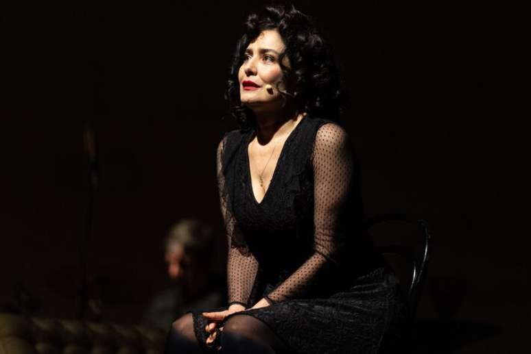 Leticia Sabatella faz show de voz e piano