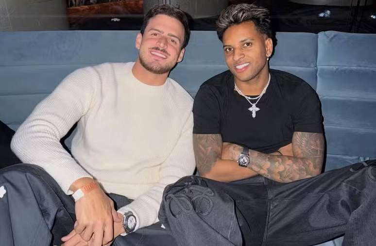 Rodrygo Goes e Jon Vlogs promovem festa secreta com convidados selecionados &ndash;