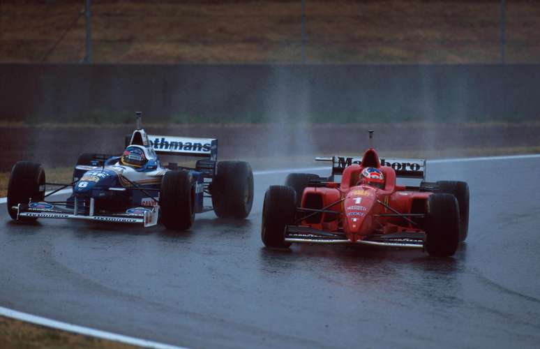 Schumacher ultrapassando Villeneuve
