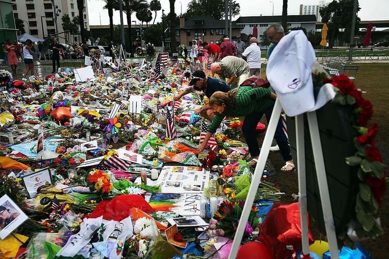 Pessoas visitam um memorial pr&oacute;ximo &agrave; boate Pulse, em Orlando, Fl&oacute;rida, em 19 de junho de 2016.