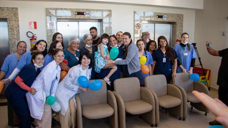Alta de Maria Clara foi marcada por muita emo&ccedil;&atilde;o da equipe m&eacute;dica 