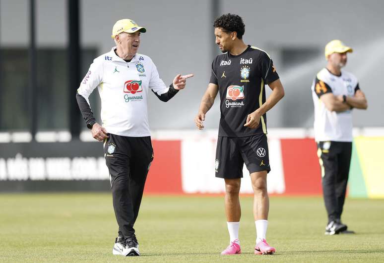 Carlo Ancelotti faz corre&ccedil;&otilde;es pontuais durante os treinos &ndash;