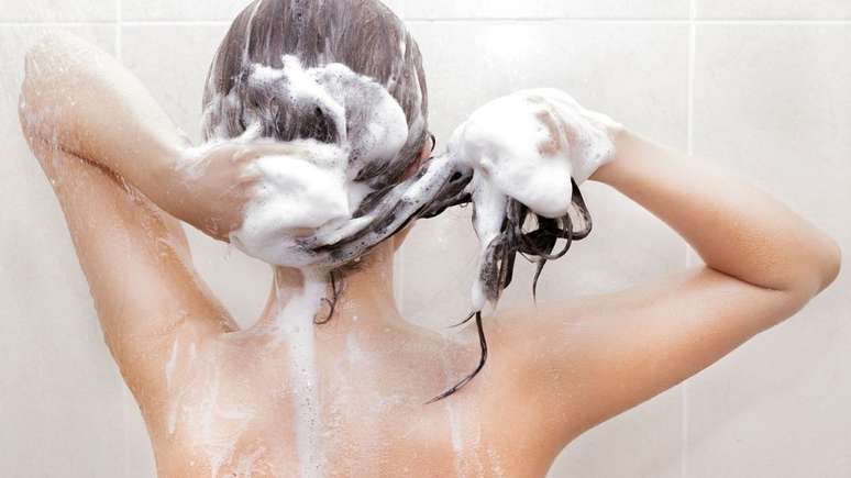 Dicas pr&aacute;ticas para controlar a oleosidade do cabelo preservando a sa&uacute;de dos fios, evitando excesso de produtos e lavagens inadequadas -