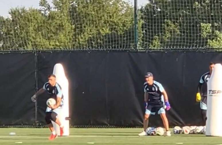Dibu Mart&iacute;nez com apenas uma m&atilde;o em treino &ndash;