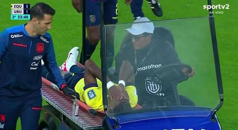 Arboleda deixando jogo da sele&ccedil;&atilde;o do Equador de maca, em 2023 