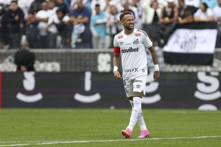 Neymar em partida pelo Santos contra o Coritiba, pelo Campeonato Brasileiro. 