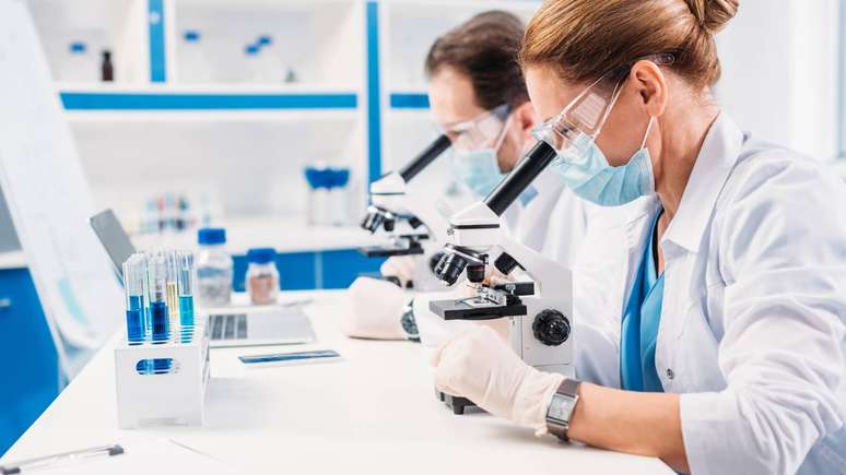 O uso de DNA ambiental em ambientes fechados promete avan&ccedil;os em diagn&oacute;sticos e vigil&acirc;ncia epidemiol&oacute;gica, mas tamb&eacute;m levanta debates sobre privacidade gen&eacute;tica &ndash; depositphotos.com / VitalikRadko