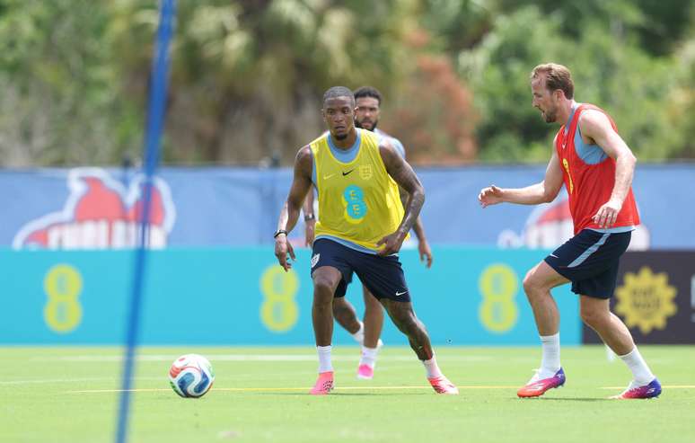 Jogadores no treino da Sele&ccedil;&atilde;o da Inglaterra. Ezri Konsa, usando a pulseira, e Harry Kane 