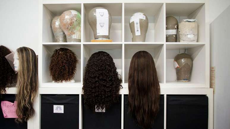 Raspar o cabelo antes de ele come&ccedil;ar a cair pode ajudar algumas mulheres a sentir que t&ecirc;m mais controle durante o tratamento contra o c&acirc;ncer