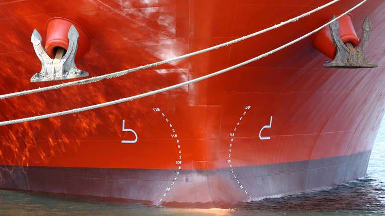 Mais do que uma tradi&ccedil;&atilde;o visual, o vermelho nos navios representa s&eacute;culos de engenharia naval voltada &agrave; prote&ccedil;&atilde;o e &agrave; efici&ecirc;ncia no mar &ndash; depositphotos.com / akiyoko74