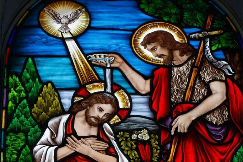 Vitral com a imagem de Jo&atilde;o Batista batizando Jesus com um c&aacute;lice de &aacute;gua