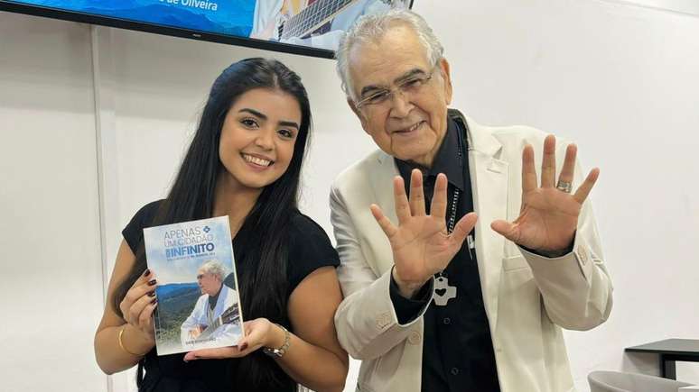 A jornalista Gabi Bonvechio escreveu o livro Apenas Um Cidad&atilde;o do Infinito: Vida e Miss&atilde;o de Pe. Zezinho