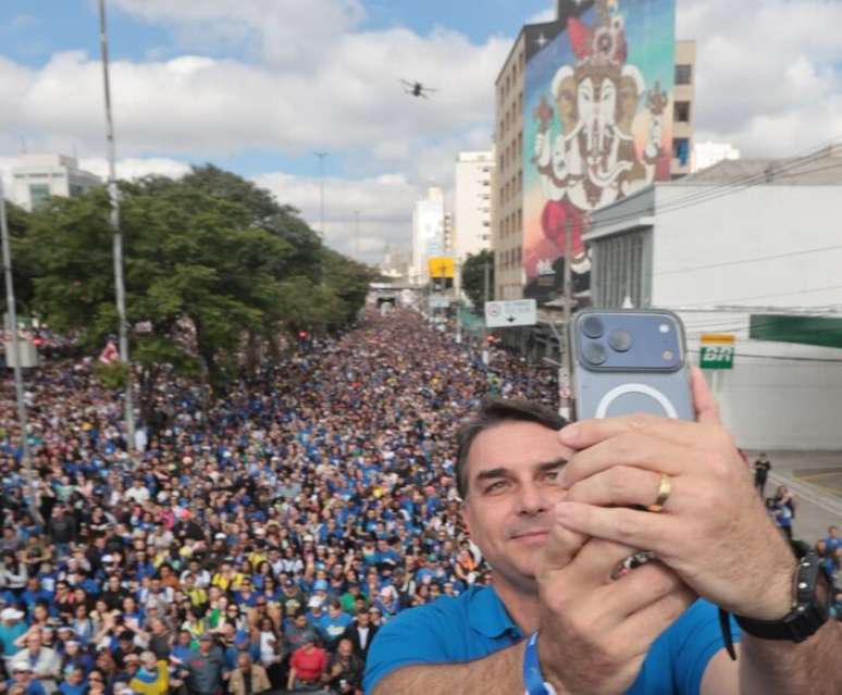Fl&aacute;vio Bolsonaro fez selfie com o p&uacute;blico presente na Marcha para Jesus