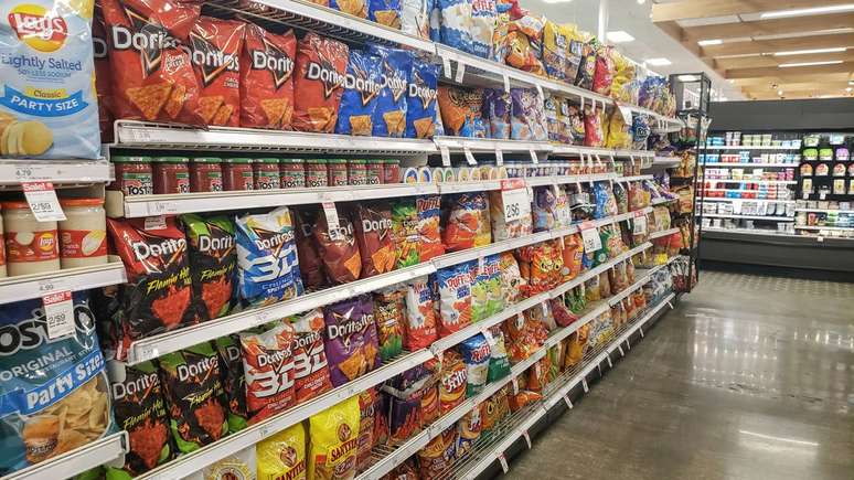 A quantidade de produto &eacute; definida pelo peso informado no r&oacute;tulo; o volume extra da embalagem faz parte da estrat&eacute;gia de conserva&ccedil;&atilde;o e prote&ccedil;&atilde;o do alimento &ndash; depositphotos.com / PBT