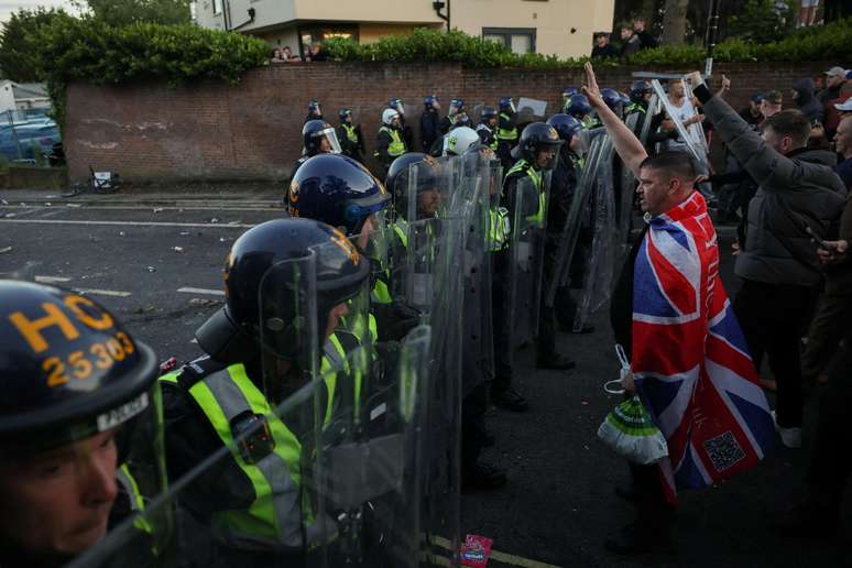 Dezenas de manifestantes provocaram dist&uacute;rbios e entraram em confronto com a pol&iacute;cia em Southampton