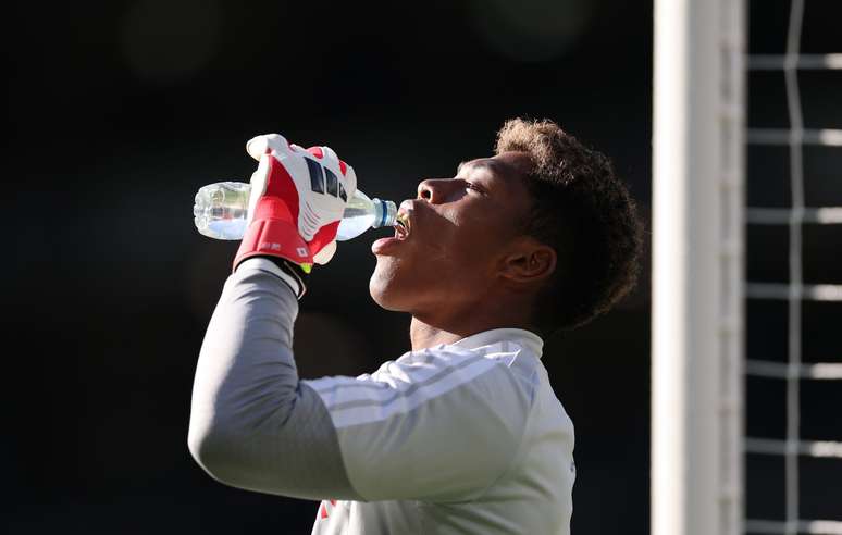 Zion Suzuki, goleiro do Jap&atilde;o, bebendo &aacute;gua em amistoso contra a Esc&oacute;cia 