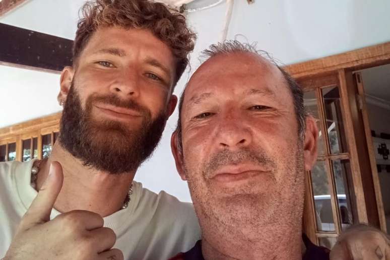 Pai de L&eacute;o Pereira mostra imagens ao lado do filho