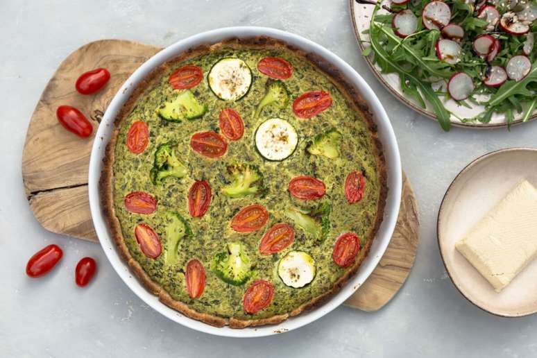 Travessa branca com quiche de br&oacute;colis com tomate e tofu