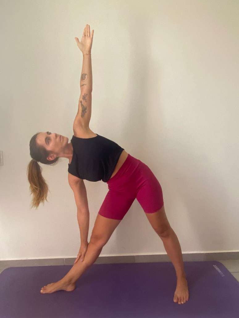 Postura do Tri&acirc;ngulo (Trikonasana)
