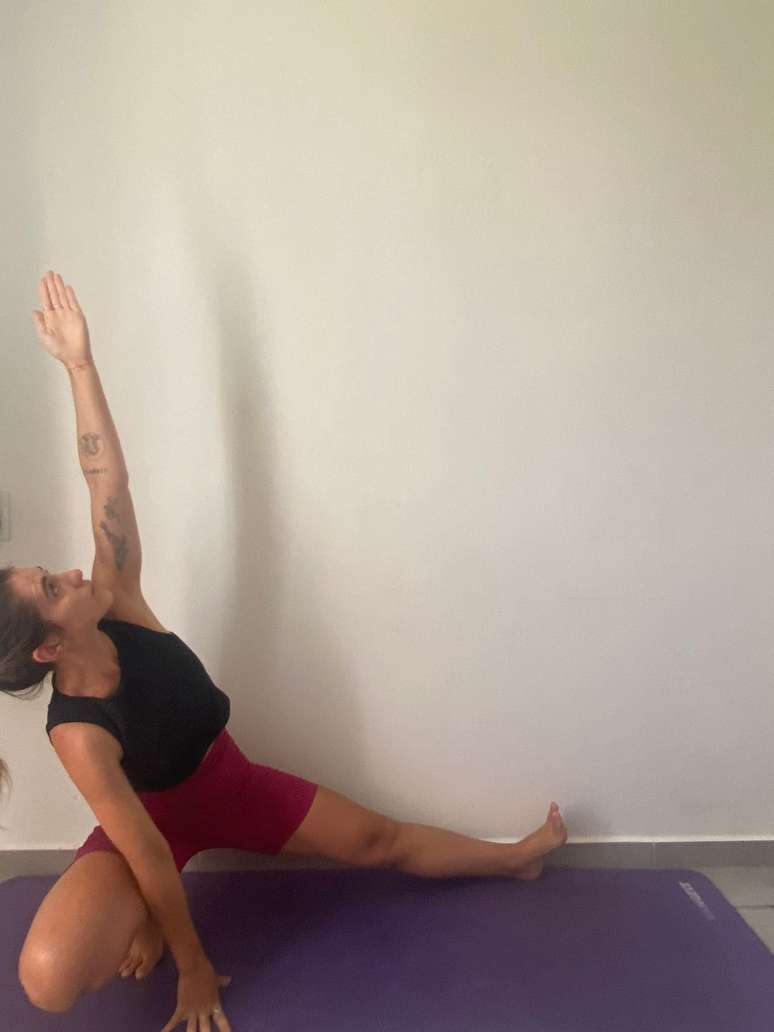 Meio Agachamento Lateral (Skandasana) &ndash; Direito