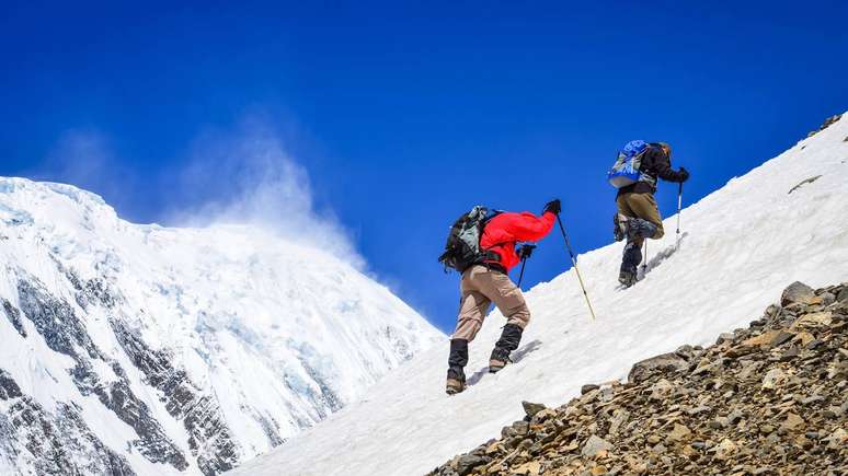Montanhas como o Everest, o K2 e outros picos acima de 8.000 metros s&atilde;o frequentemente descritos como estando em uma &ldquo;zona da morte&rdquo; &ndash; depositphotos.com / martinm303