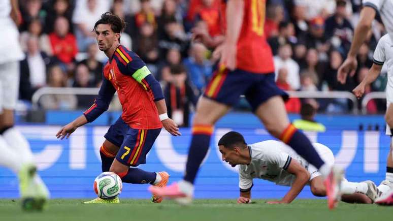 Ferran Torres em a&ccedil;&atilde;o pela Espanha contra o Iraque 