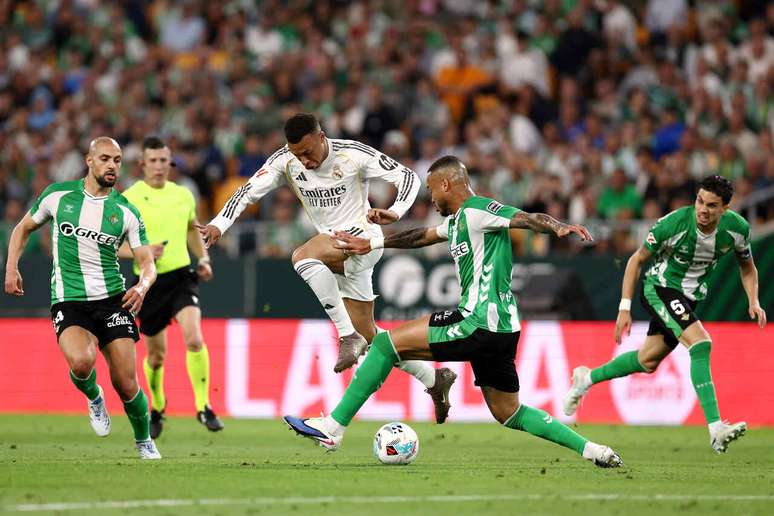 Natan em disputa de bola com Mbapp&eacute; pela La Liga &ndash;