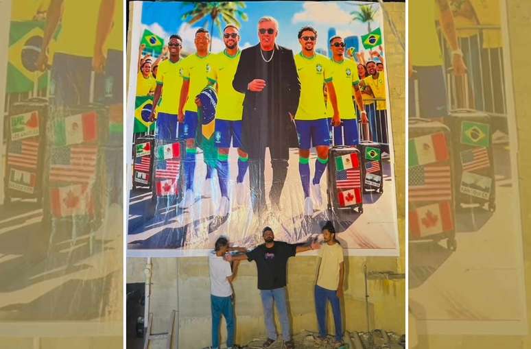 Ali Baloch (centro) exibe o banner gigante em homenagem &agrave; Sele&ccedil;&atilde;o Brasileira no Paquist&atilde;o &ndash; Reprodu&ccedil;&atilde;o