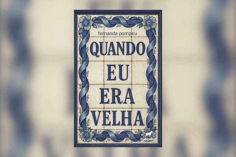Capa de livro bege com detalhes em azul imitando azulejos antigos com t&iacute;tulo e nome do livro