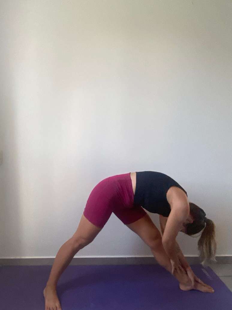 Postura da Pir&acirc;mide (Parsvottanasana)