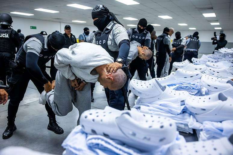 Membros da gangue venezuelana Trem de Ar&aacute;gua e da gangue MS-13 que foram deportados para El Salvador pelos EUA