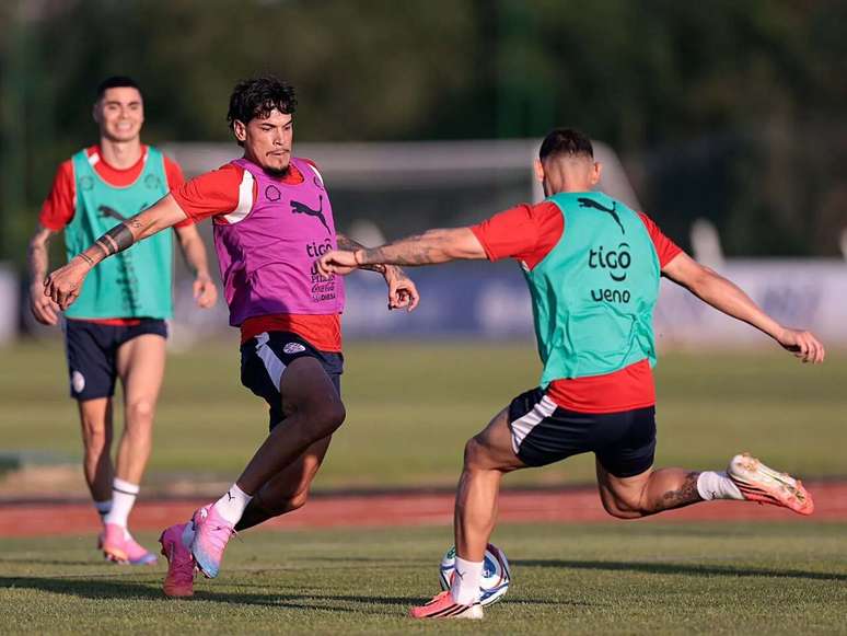 Gustavo G&oacute;mez em a&ccedil;&atilde;o no treino do Paraguai.