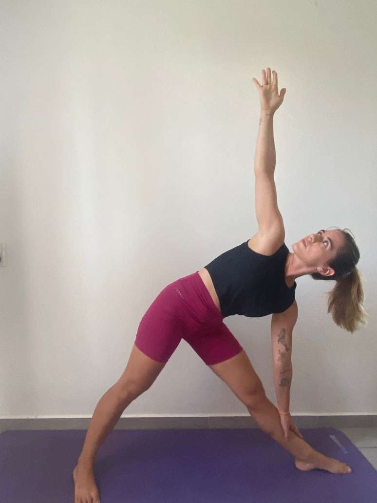 Postura do Tri&acirc;ngulo (Trikonasana)