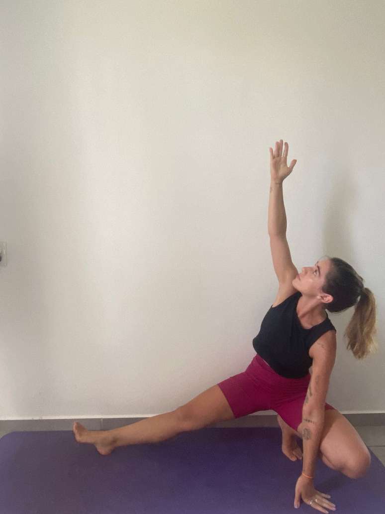 Meio Agachamento Lateral (Skandasana) &ndash; Esquerdo