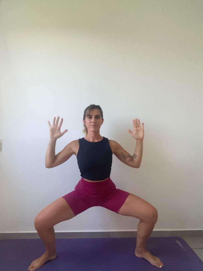 Postura da Deusa (Utkata Konasana)