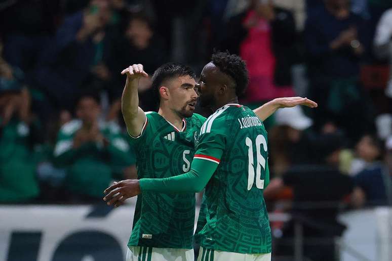 Vasquez (esquerda) celebra o lado de Qui&ntilde;&oacute;nez o primeiro gol mexicano.
