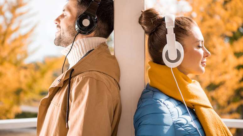 Tem m&uacute;sica que n&atilde;o toca apenas nos fones. Ela vira lembran&ccedil;a de f&eacute;rias, viagens, encontros e finais de tarde intermin&aacute;veis &ndash; depositphotos.com / ArturVerkhovetskiy
