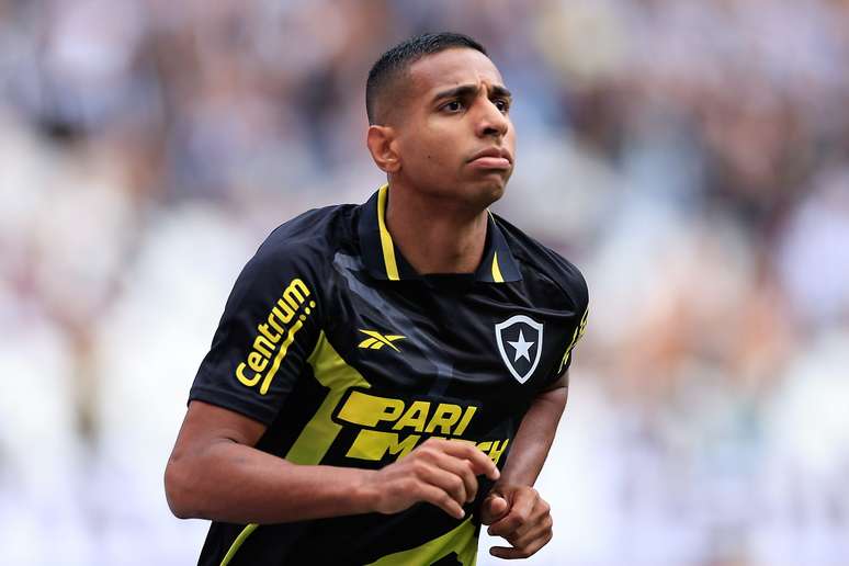 Victor S&aacute; atuando pelo Botafogo 