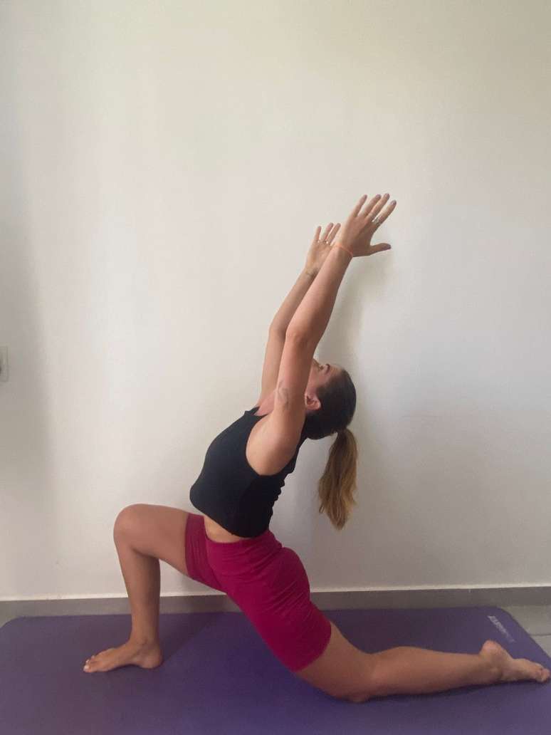 Postura da Lua Crescente (Anjaneyasana)