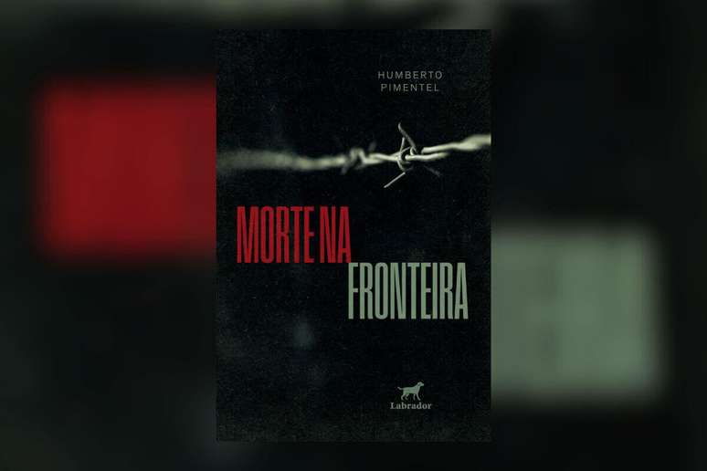 Capa de livro preta com o t&iacute;tulo e nome do autor escrito em vermelho e verde, com foco em um arame farpado