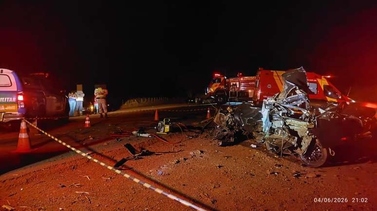 O ve&iacute;culo do vereador colidiu contra uma carreta, que tombou em "L"