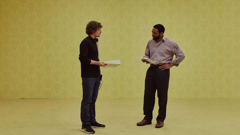 Parsons, aqui no set com Ejiofor, diz que sua juventude nunca se apresentou como um problema