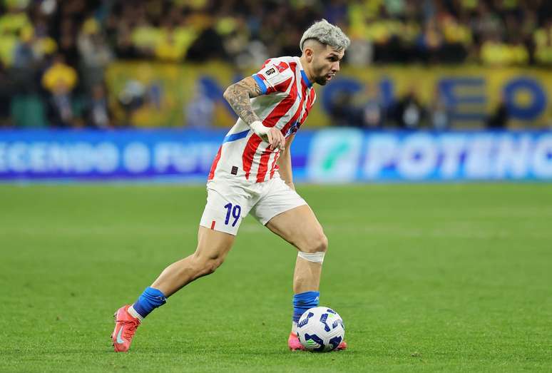 Julio Enciso em partida pela Sele&ccedil;&atilde;o do Paraguai 
