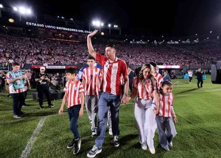 &Oacute;scar Cardozo se despede de torcida do Paraguai em amistoso antes da Copa &ndash;